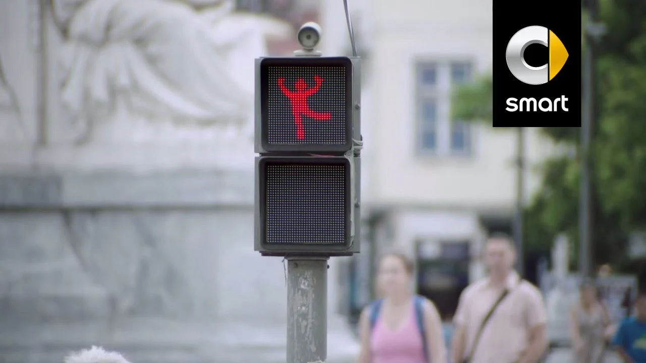 The Dancing Traffic Light Manikin by smart